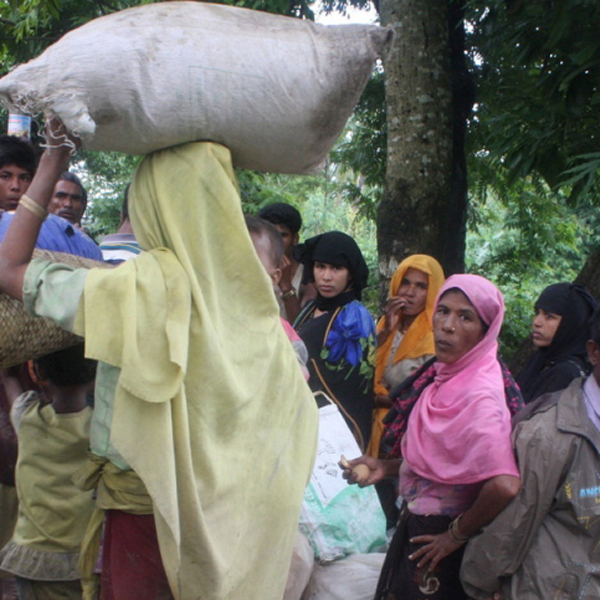 Rohingya refugees carrying belongings